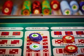 Meja blackjack dengan dealer dan kartu dalam studio bundatoto